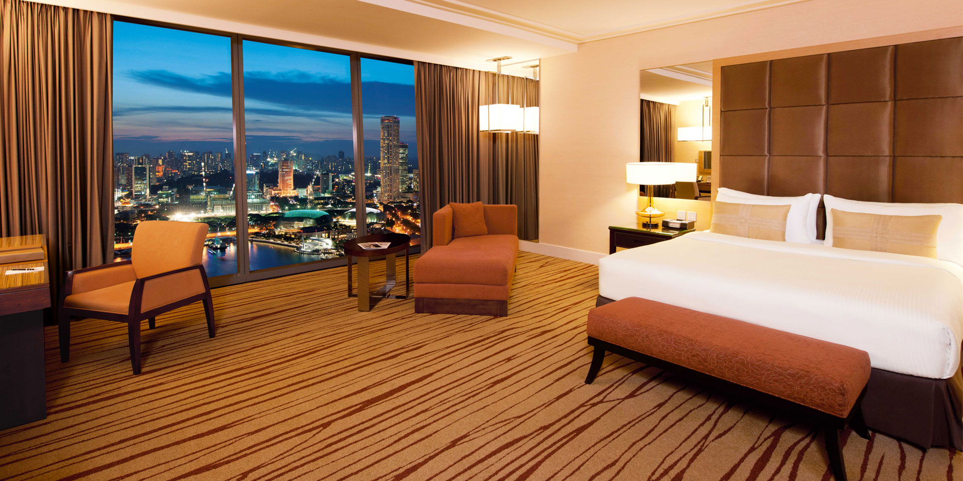 新加坡滨海湾金沙酒店顶级俱乐部客房，大床与城市景观